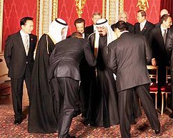 Obama bowing to Muslim king